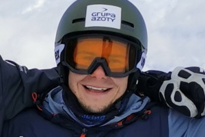 Oskar Kwiatkowski w goglach narciarskich